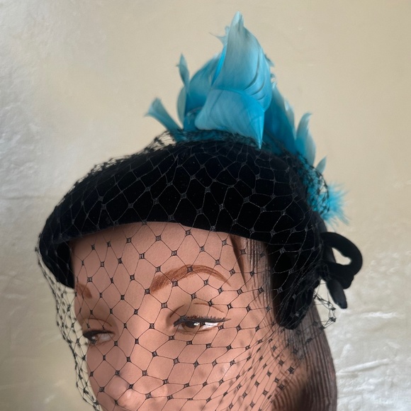ELEGANT 1950s\' BLACK VELVET CAP WITH TURQUOISE CURLED FEATHERS * BLACK VEIL